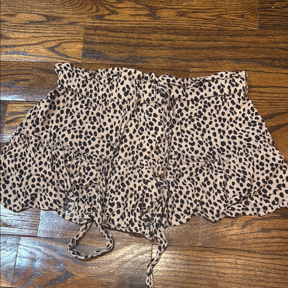Stylish Leopard Print Ruffle Shorts. Size medium